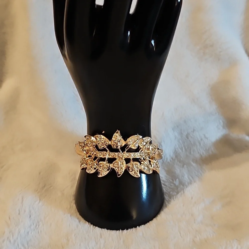 Lavencious Intricate Gold Leaf Ring with Crystals. - Picture 3 of 4